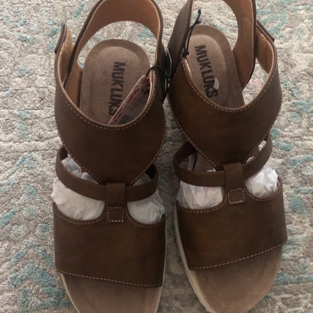 Brown muk Luks. Still have tags. Super cute but past return and don’t fit.